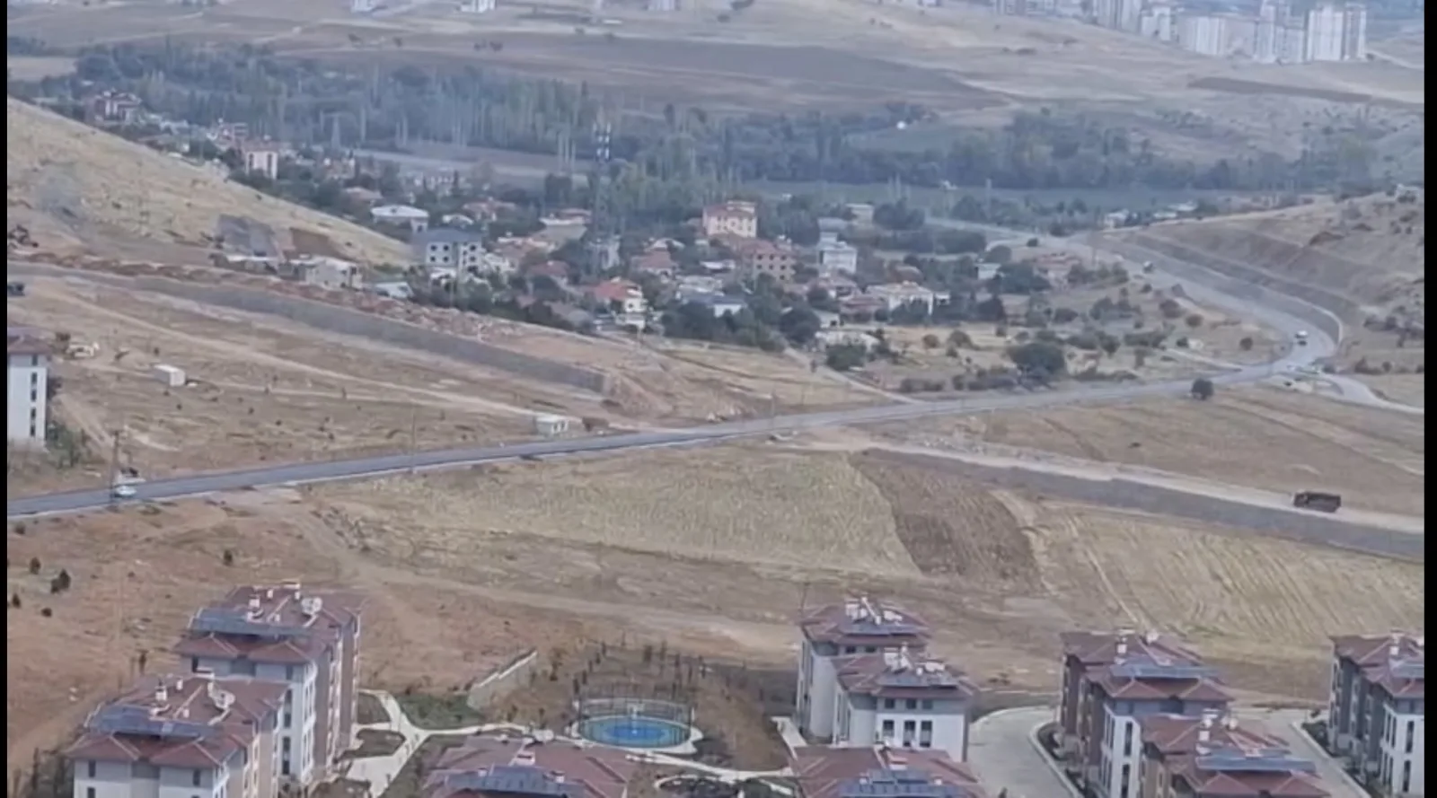 ELBİSTAN-EKİNÖZÜ YOLUNDAKİ YERSİZ TAŞ DUVAR TEPKİ ÇEKİYOR: VATANDAŞ ANLAM VEREMEDİ