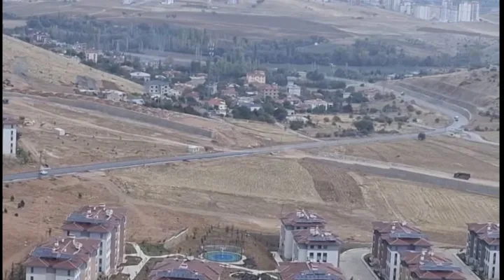 ELBİSTAN-EKİNÖZÜ YOLUNDAKİ YERSİZ TAŞ DUVAR TEPKİ ÇEKİYOR: VATANDAŞ ANLAM VEREMEDİ