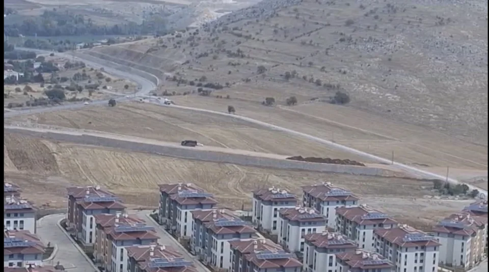 ELBİSTAN-EKİNÖZÜ YOLUNDAKİ YERSİZ TAŞ DUVAR TEPKİ ÇEKİYOR: VATANDAŞ ANLAM VEREMEDİ fotoğraf 3