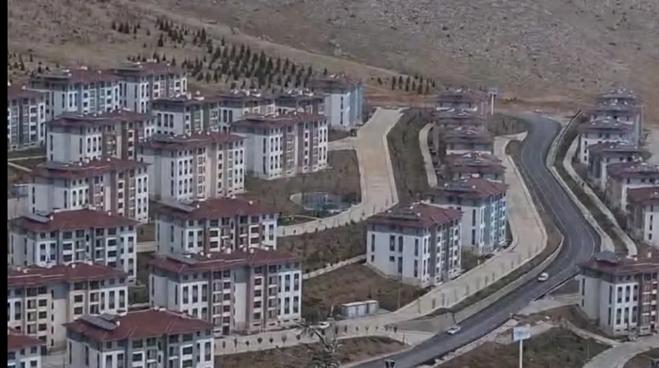 ELBİSTAN-EKİNÖZÜ YOLUNDAKİ YERSİZ TAŞ DUVAR TEPKİ ÇEKİYOR: VATANDAŞ ANLAM VEREMEDİ fotoğraf 4
