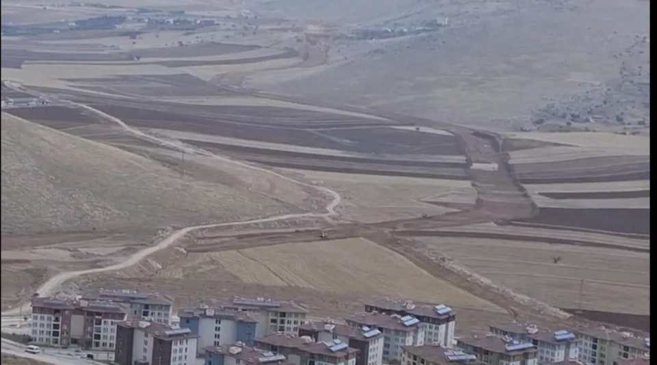 ELBİSTAN-EKİNÖZÜ YOLUNDAKİ YERSİZ TAŞ DUVAR TEPKİ ÇEKİYOR: VATANDAŞ ANLAM VEREMEDİ fotoğraf 1