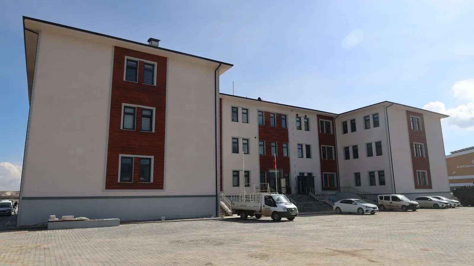 ELBİSTAN’DA KAMU YATIRIMLARINDAKİ ORANSIZLIK TEPKİ ÇEKİYOR: DEVASA ÖĞRETMENEVİNE KARŞI KASABA BOYUTUNDAKİ EMNİYET BİNASI!