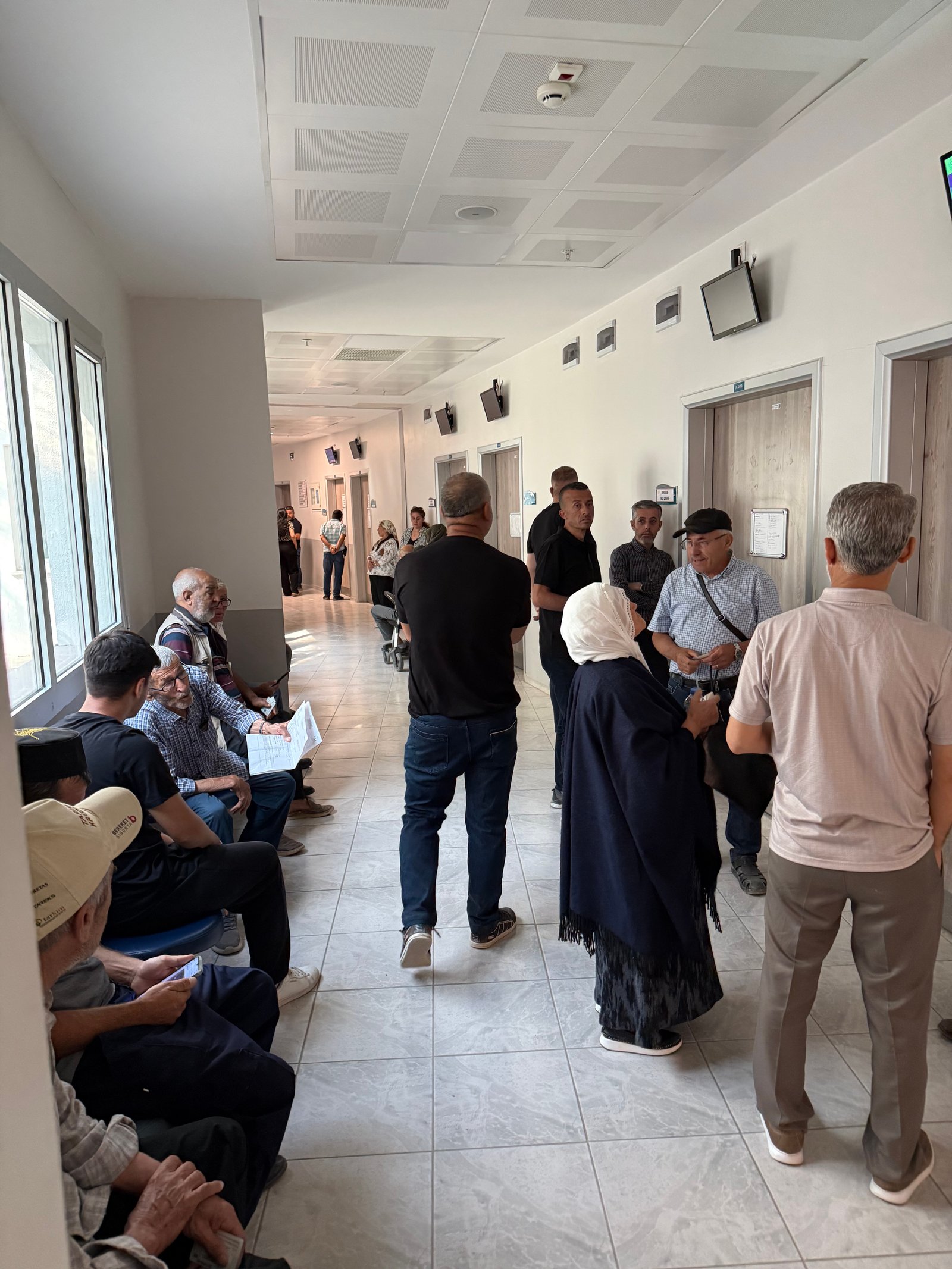 ELBİSTAN DEVLET HASTANESİ’NDE YÖNETİM ZAFİYETİ VE LİYAKATSİZLİK SİSTEMİ KİLİTLEDİ: KALP HASTALARI ÇİLEDEN ÇIKTI!