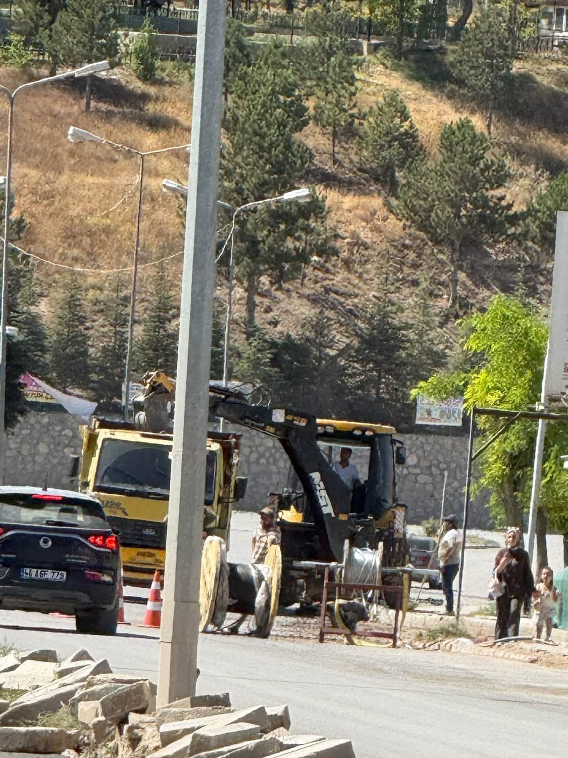 ELBİSTAN’DA YENİ DÖKÜLEN ASFALT KAZILDI: MİLLİ SERVETİN HEBASINA VATANDAŞ TEPKİLİ