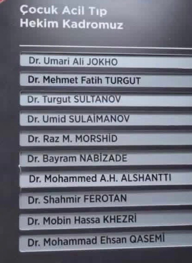 GİDERLERSE GİTSİNLER DENMİŞTİ: POLİKLİNİK PANOLARI YABANCI UYRUKLU DOKTOR İSİMLERİYLE DOLDU!
