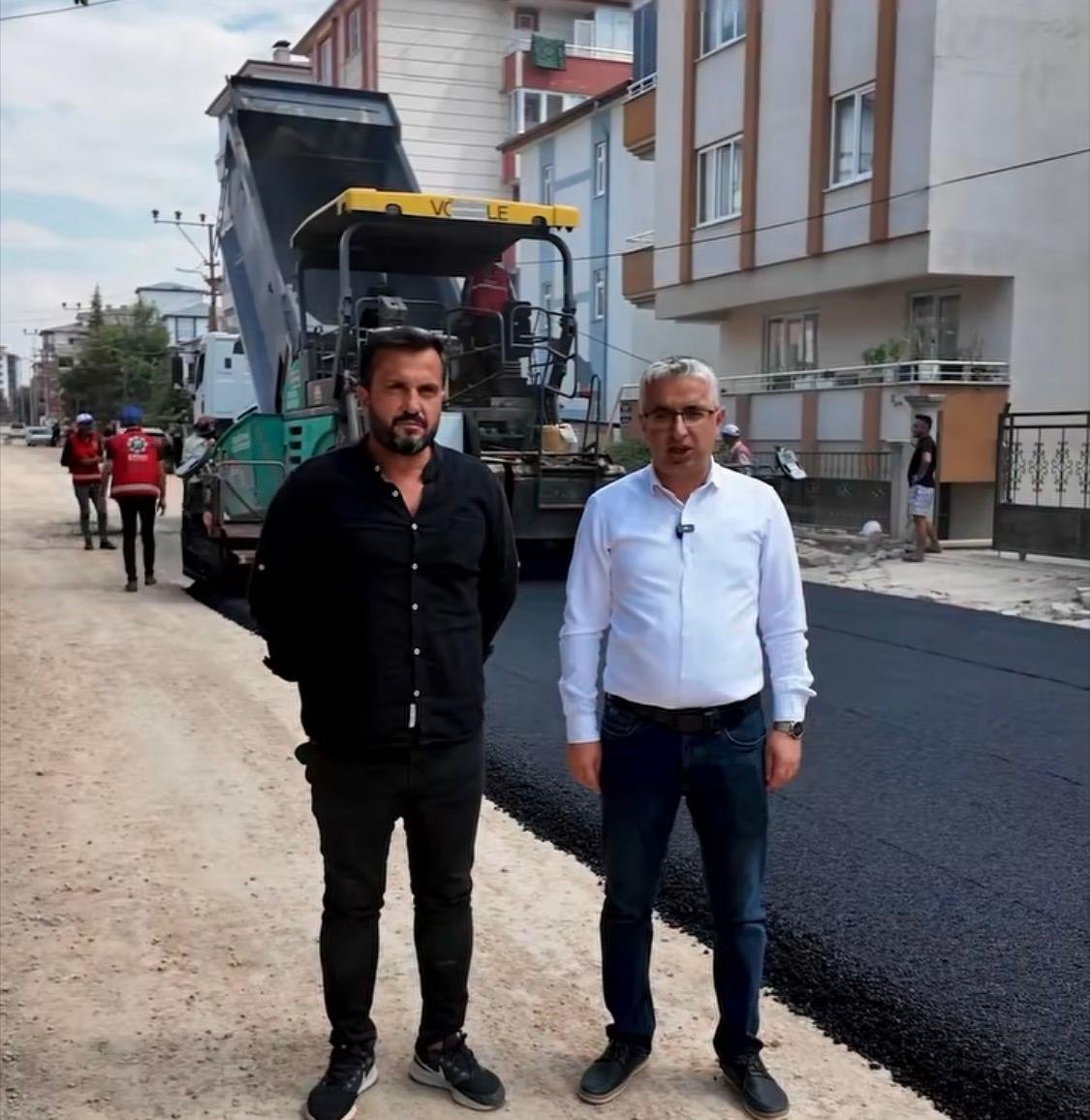 ELBİSTAN’DA ASFALT SEFERBERLİĞİ: KENT GENELİNDE YOL YENİLEME ÇALIŞMALARI SÜRÜYOR