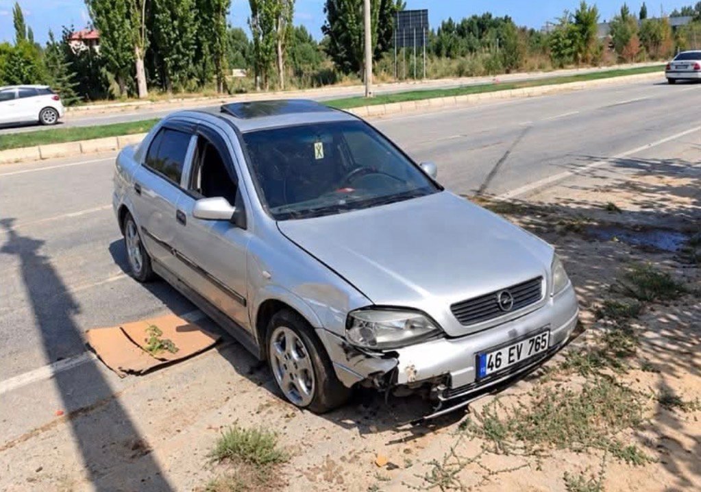 MUHSİN YAZICIOĞLU BULVARI’NDA KORKUTAN KAZA: KONTROLDEN ÇIKAN OTOMOBİL REFÜJÜ AŞTI