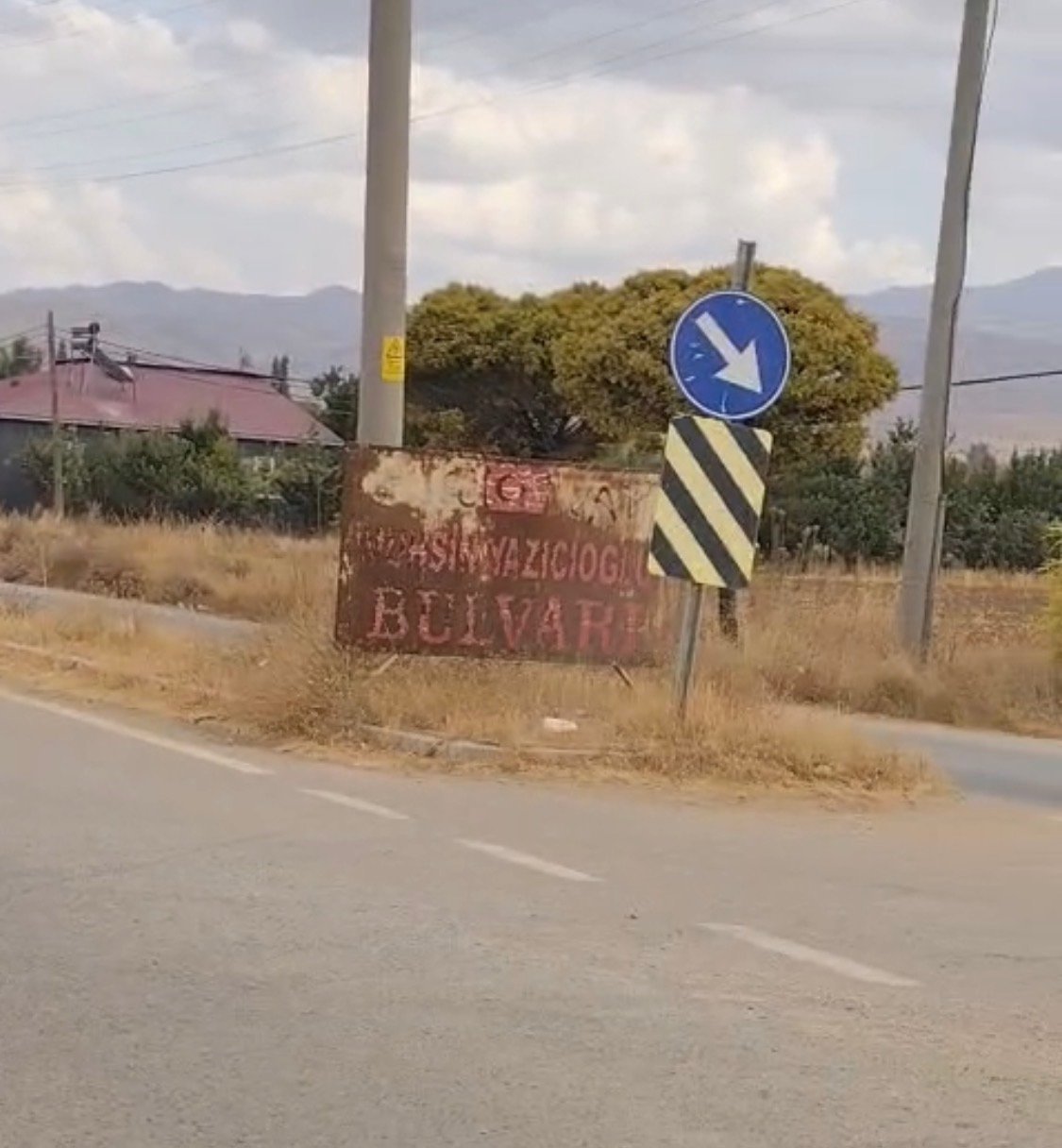 AKBAYIR’DA MUHSİN YAZICIOĞLU BULVARI LEVHASININ BAKIMSIZLIĞI TEPKİ ÇEKİYOR