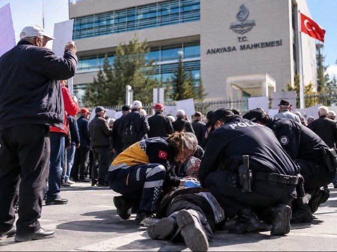 ANAYASA MAHKEMESİ ÖNÜNDE ACI OLAY: SEYYANEN ZAM KARARINI  BEKLEYEN EMEKLİ POLİS MEMURU HAYATINA SON VERDİ