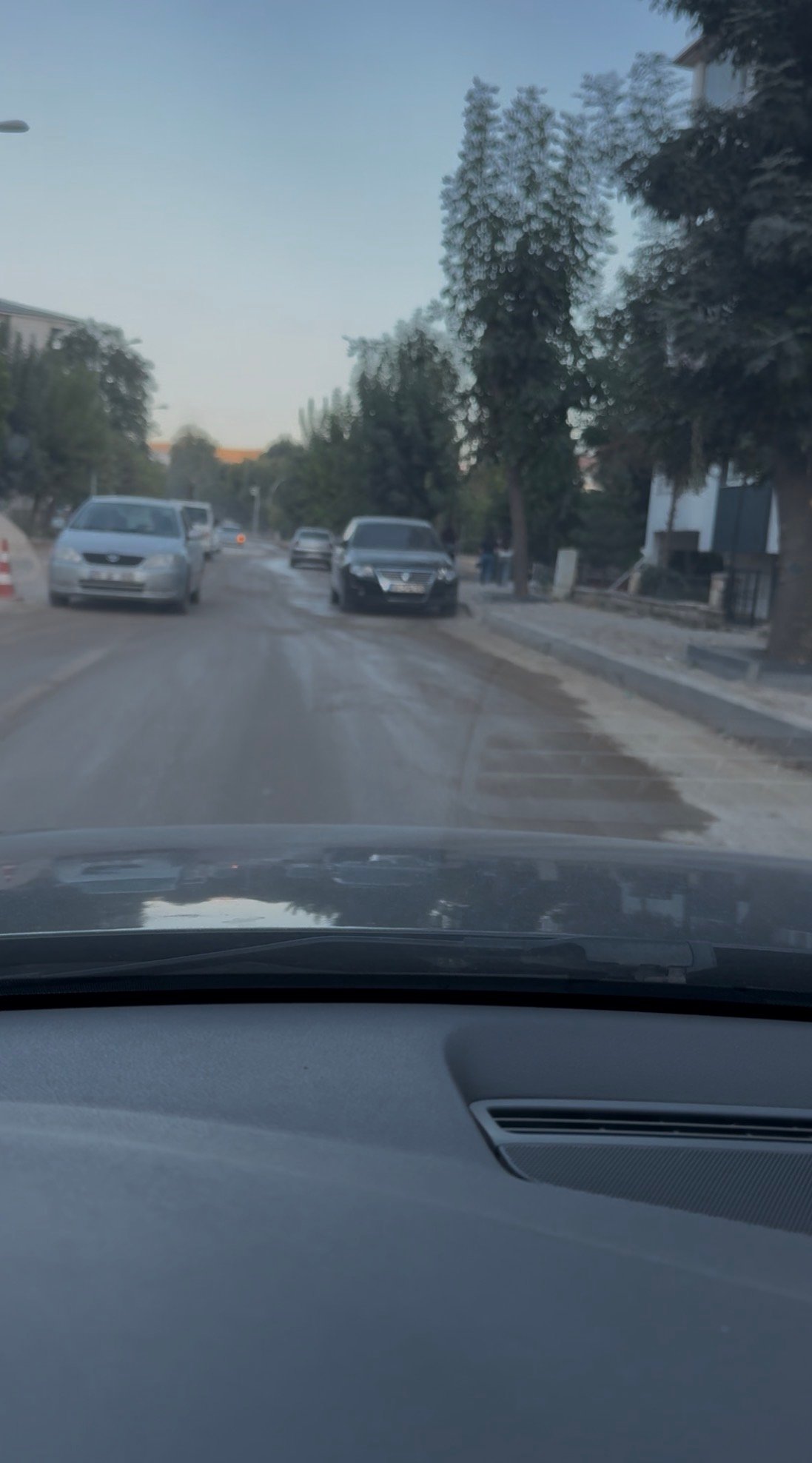 ELBİSTAN PINARBAŞI CADDESİ’NDE KALDIRIM ÇİLESİ: SÜRÜCÜ VE ESNAF KADERİYLE BAŞ BAŞA!