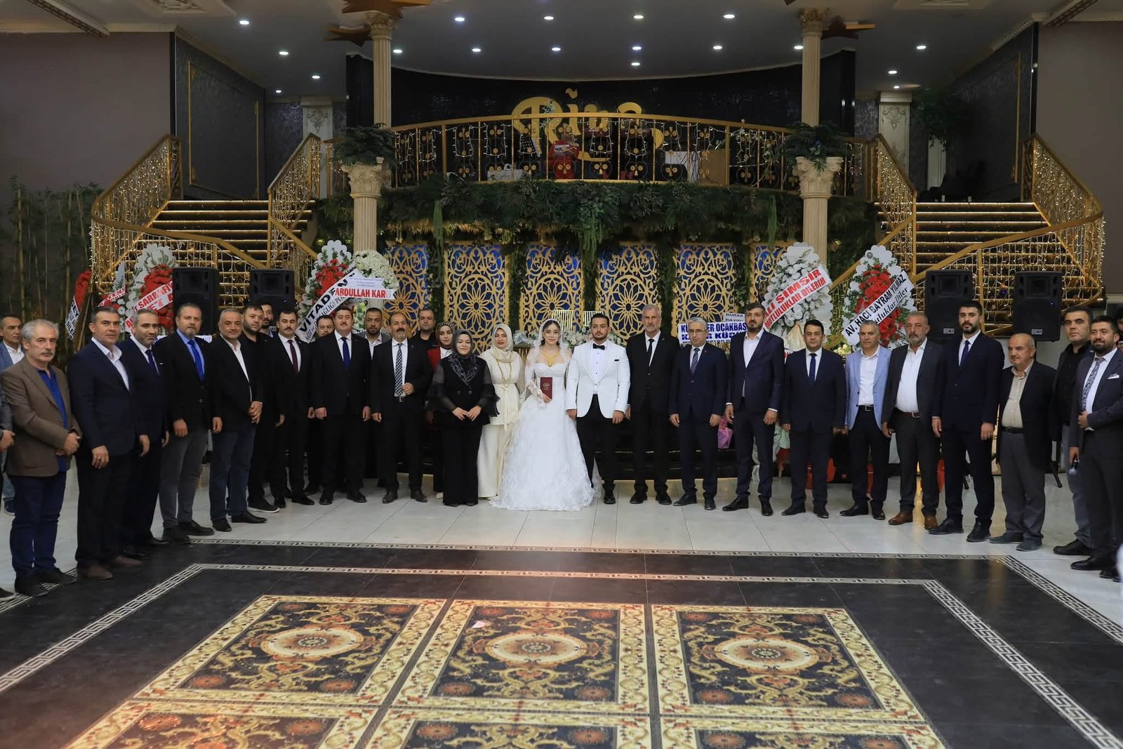REKOR NİKAH ŞAHİDİYLE ELBİSTAN'DA BİR İLK: ANAHTAR PARTİ ELBİSTAN İLÇE BAŞKANI FATİH ÖZCAN’IN OĞLU DOĞUKAN VE BEYZA DÜNYAEVİNE GİRDİ