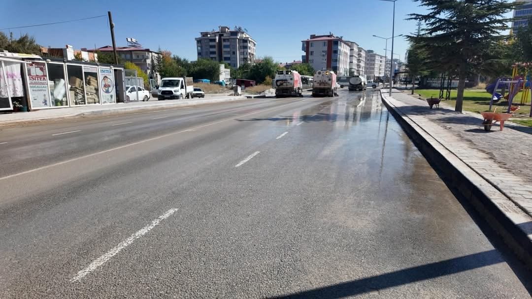 ELBİSTAN’DA TEPKİ ÇEKEN KALDIRIM İMALATI SONRASI BÜYÜKŞEHİR’DEN YIKAMALI TEMİZLİK MÜDAHALESİ