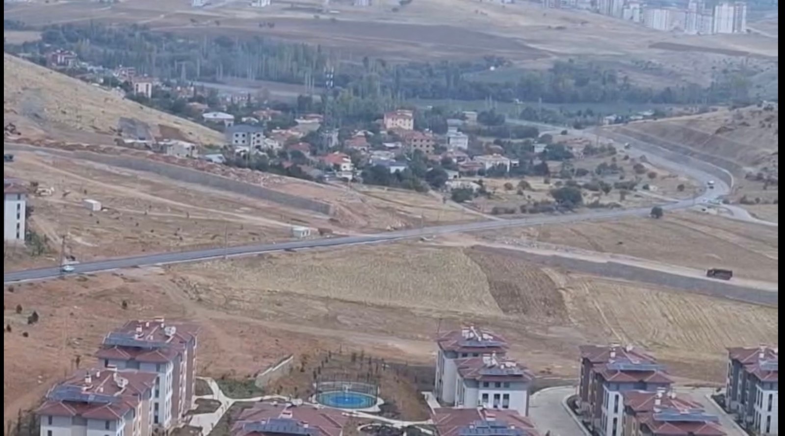 ELBİSTAN-EKİNÖZÜ YOLUNDAKİ YERSİZ TAŞ DUVAR TEPKİ ÇEKİYOR: VATANDAŞ ANLAM VEREMEDİ