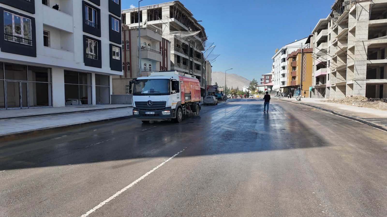 ELBİSTAN’DA TEPKİ ÇEKEN KALDIRIM İMALATI SONRASI BÜYÜKŞEHİR’DEN YIKAMALI TEMİZLİK MÜDAHALESİ fotoğraf 1