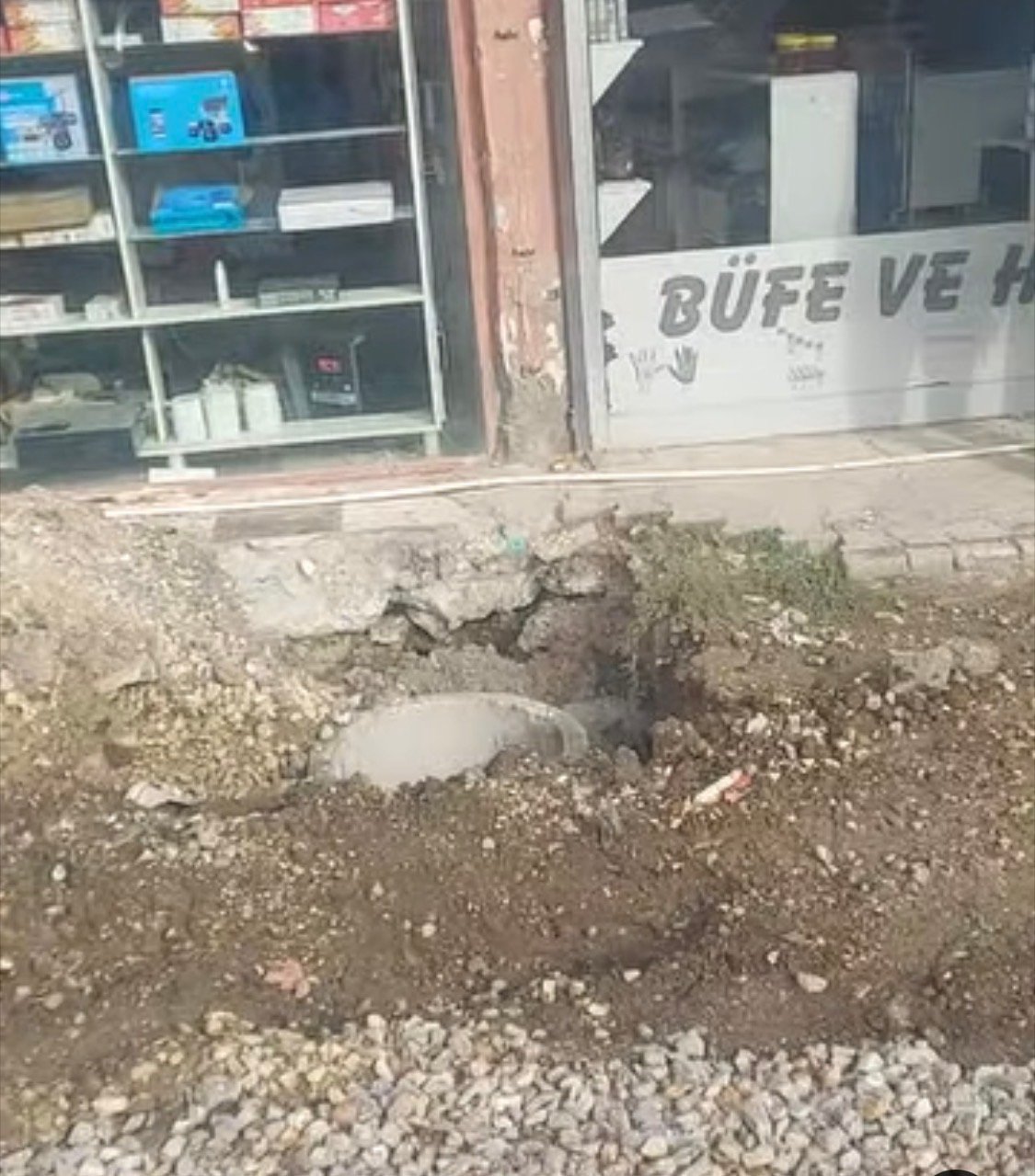 GÜNEŞLİ MAHALLESİ YEKTA SOKAK'TA ESNAFDAN TEPKİ: "AÇIK BIRAKILAN LOGARLAR BİZİ MAĞDUR EDİYOR!"