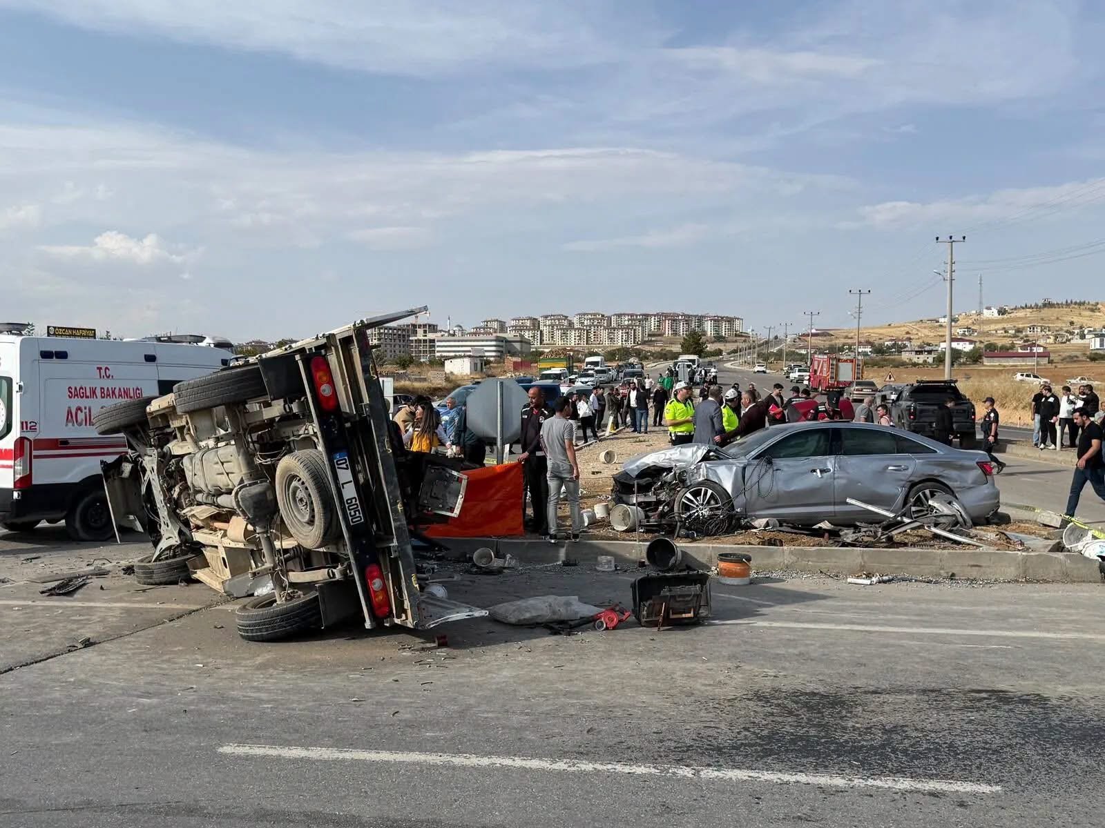 MHP KAHRAMANMARAŞ MİLLETVEKİLİ ZUHAL KARAKOÇ'UN BULUNDUĞU ARAÇ KAZA YAPTI: 1 ÖLÜ, 5 YARALI