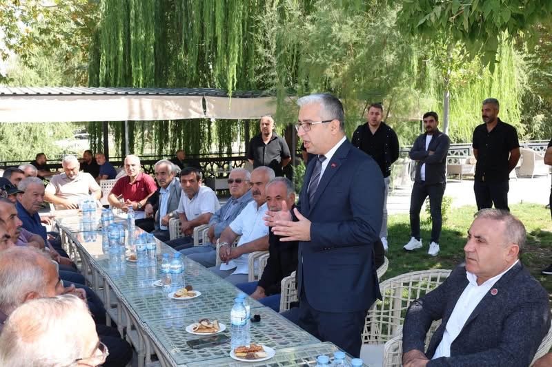ELBİSTAN’DA ADLİYE ÖNÜNDEKİ GERGİNLİK TATLIYA BAĞLANDI: TARAFLAR BARIŞ SOFRASINDA BULUŞTU